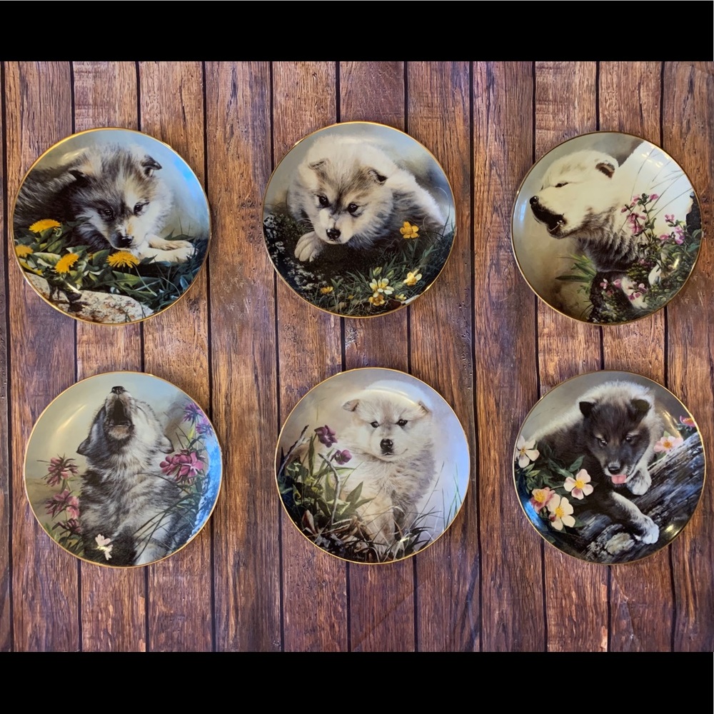 The Bradford Exchange Wolf Pups Plate Set